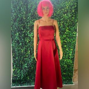 Cocktail party dress. Papel Boutique size 10 100%polyester. Lining.